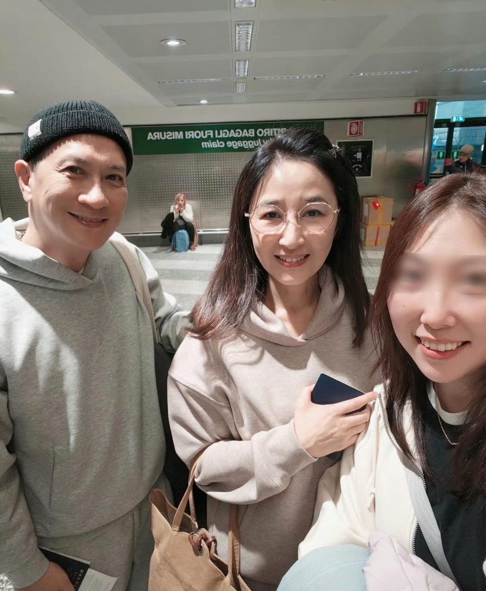 网友在意大利米兰偶遇张家辉关咏荷夫妇，“娥姐”状态太好了。跨年电影愿