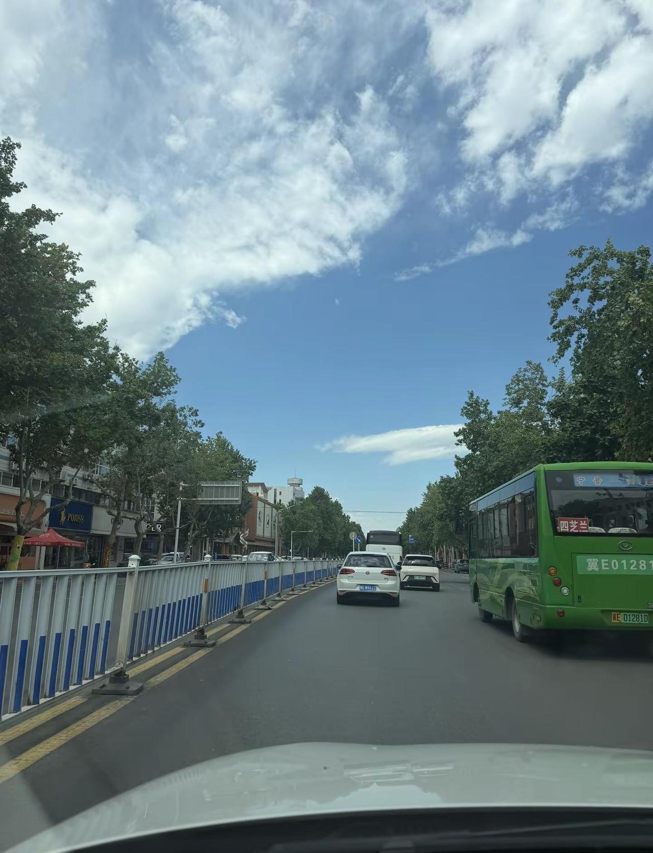 久违了蓝天白云城市交通信息 绿树街道 交通街道 周边交通出行