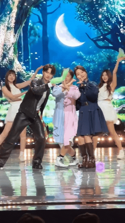 杨迪队二创舞台笑到好六录制暂停 杨迪队的二创舞台，再看一遍还是笑出声。直接对李小