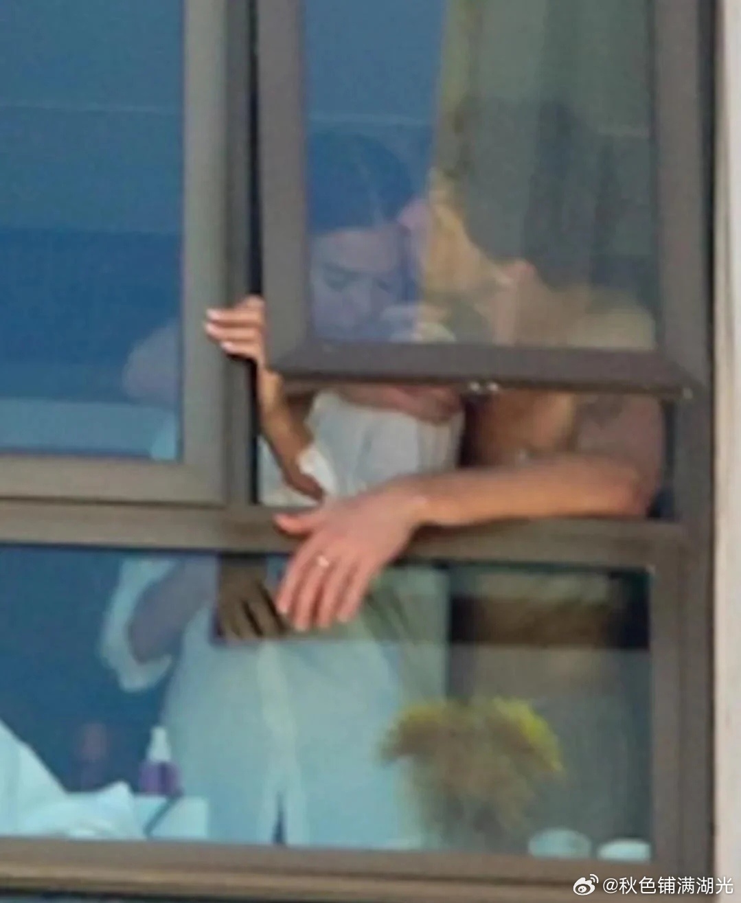 萌德布鲁娜窗边吻萌德布鲁娜窗边接吻 狗仔拍到加拿大小鲜肉萌德和现任布鲁娜（内马尔