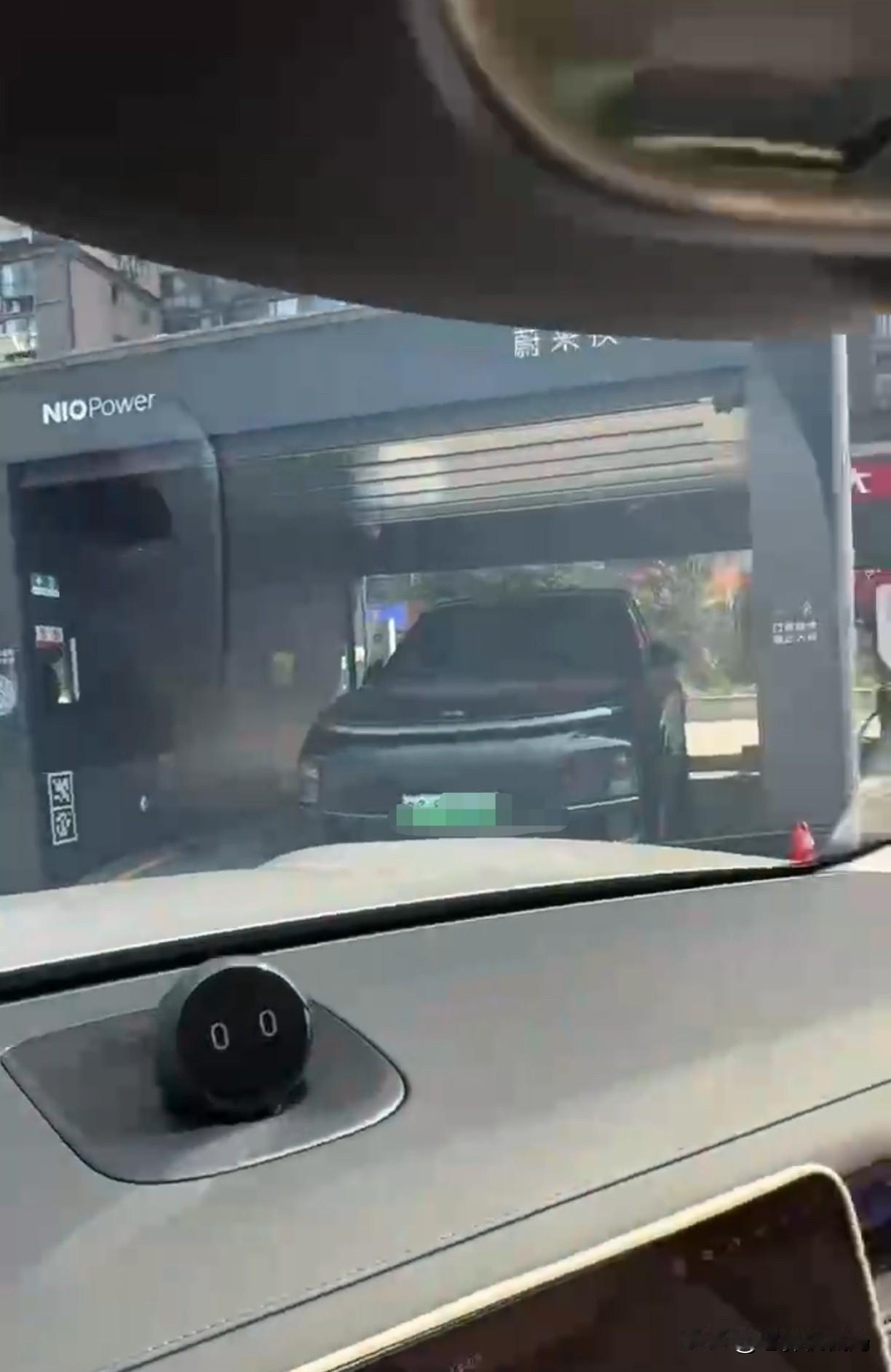 “蔚来饭店”：今天怎么回事，这位顾客只喝白开水不点餐？
今天朋友在微信上给我发了