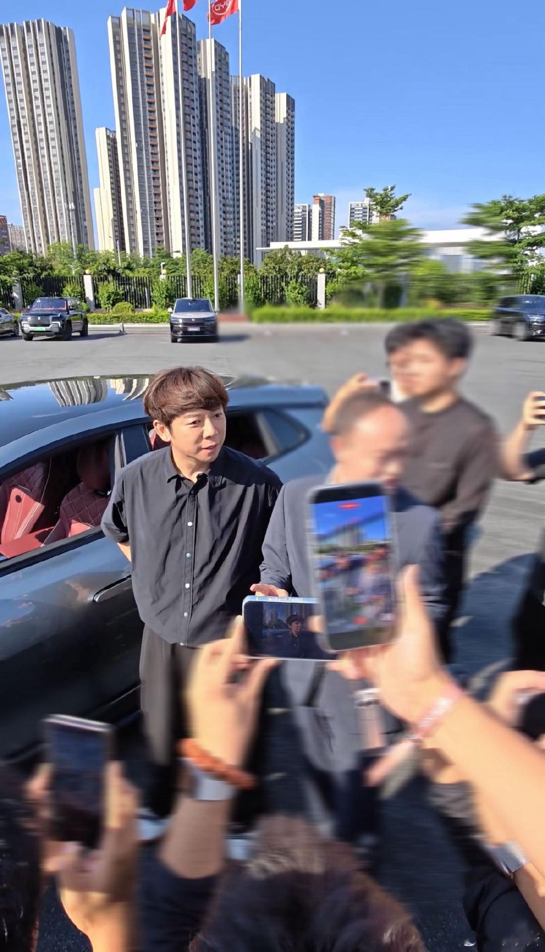 胡海泉不奔跑改坐车了“等待夕阳染红了天，肩并着肩许下心愿”曾经独自奔跑追逐落日余