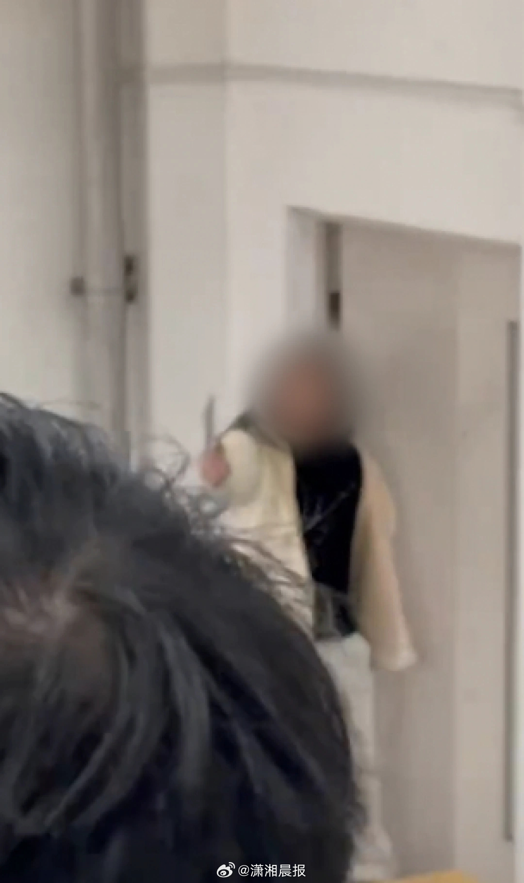 【#高校称持刀闯教室女生已休学#，#高校称持刀闯教室女生有心理疾病#】近日，辽宁