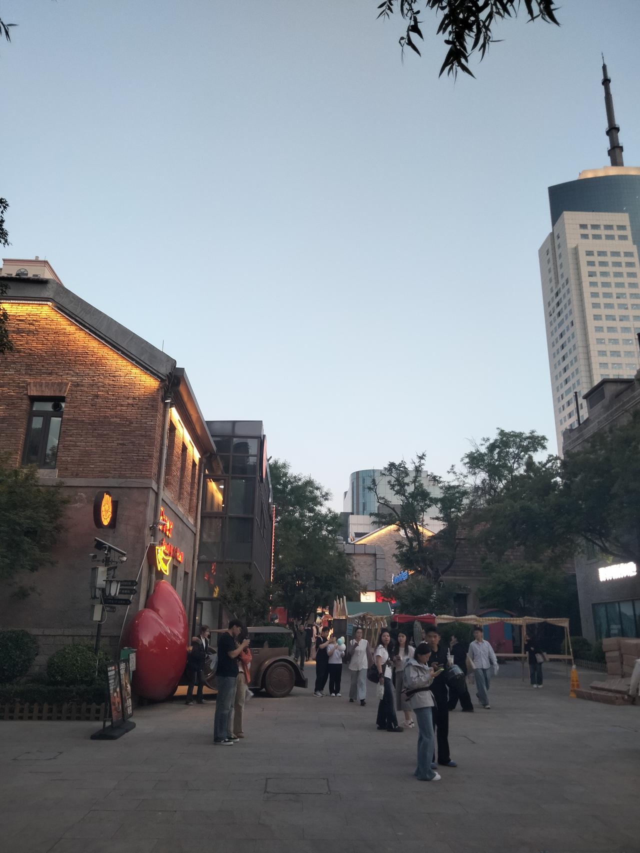 我悄悄的去了有你的城市，没有找你，也没有联系你，只是走了走你走过的路，吹了吹你吹