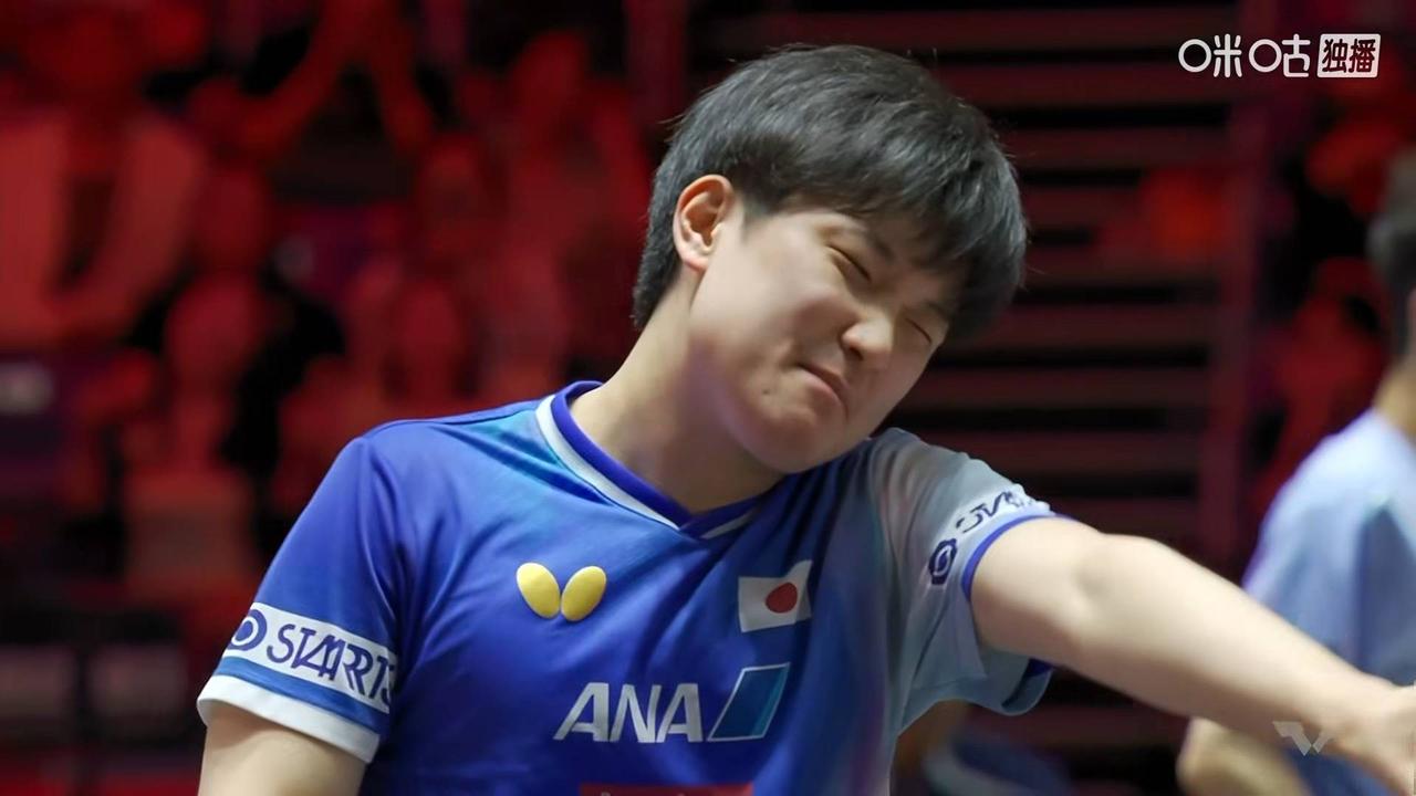 张本智和在国乒是犯了天条，无论是谁遇见他，都往死里干[捂脸]
       今天