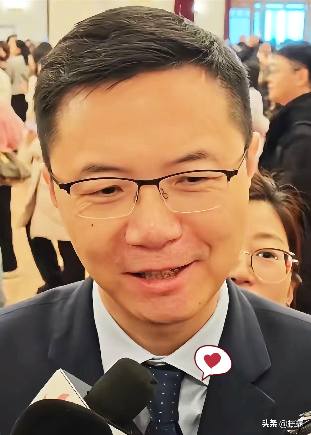 直到看了两会，
我才知道，
原来在香港，调休这个东西是不存在的，香港的法定假期比