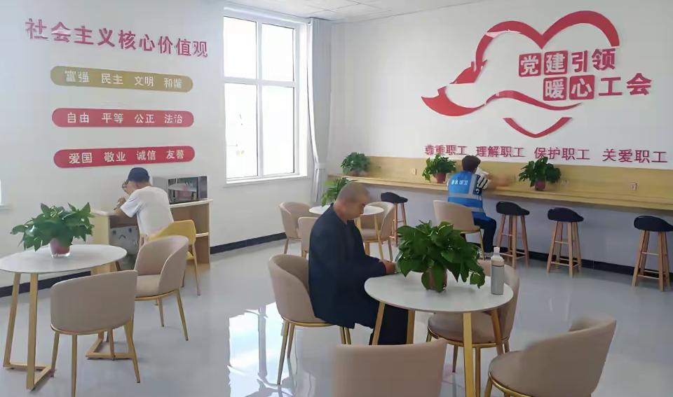 中国工会是共产党领导的工会，是社会主义的工会，为企业员工服务，逢年过节会为工人们