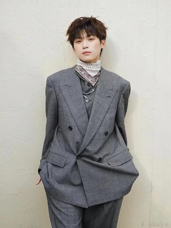 梓渝风度杂志预告，阳光帅气的大男孩[爱你]梓渝杂志 13w ​​​