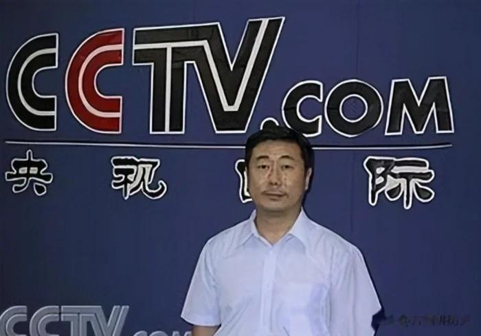 谁能想到，他就是央视名嘴方宏进？
这位曾经在央视演播厅指点江山的名嘴，晚年竟蜷缩