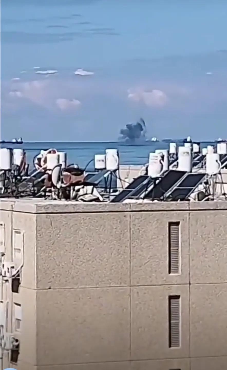 伊朗伊斯兰革命卫队海军发射多枚导弹，打击以色列海法港，重创了一艘美国海军供应级快