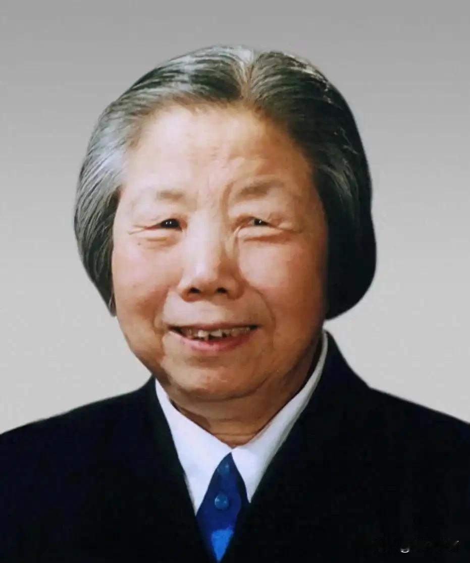 🍁1984年6月，80岁高龄的邓颖超登上泰山，替一生未能亲临泰山的周恩来总理完