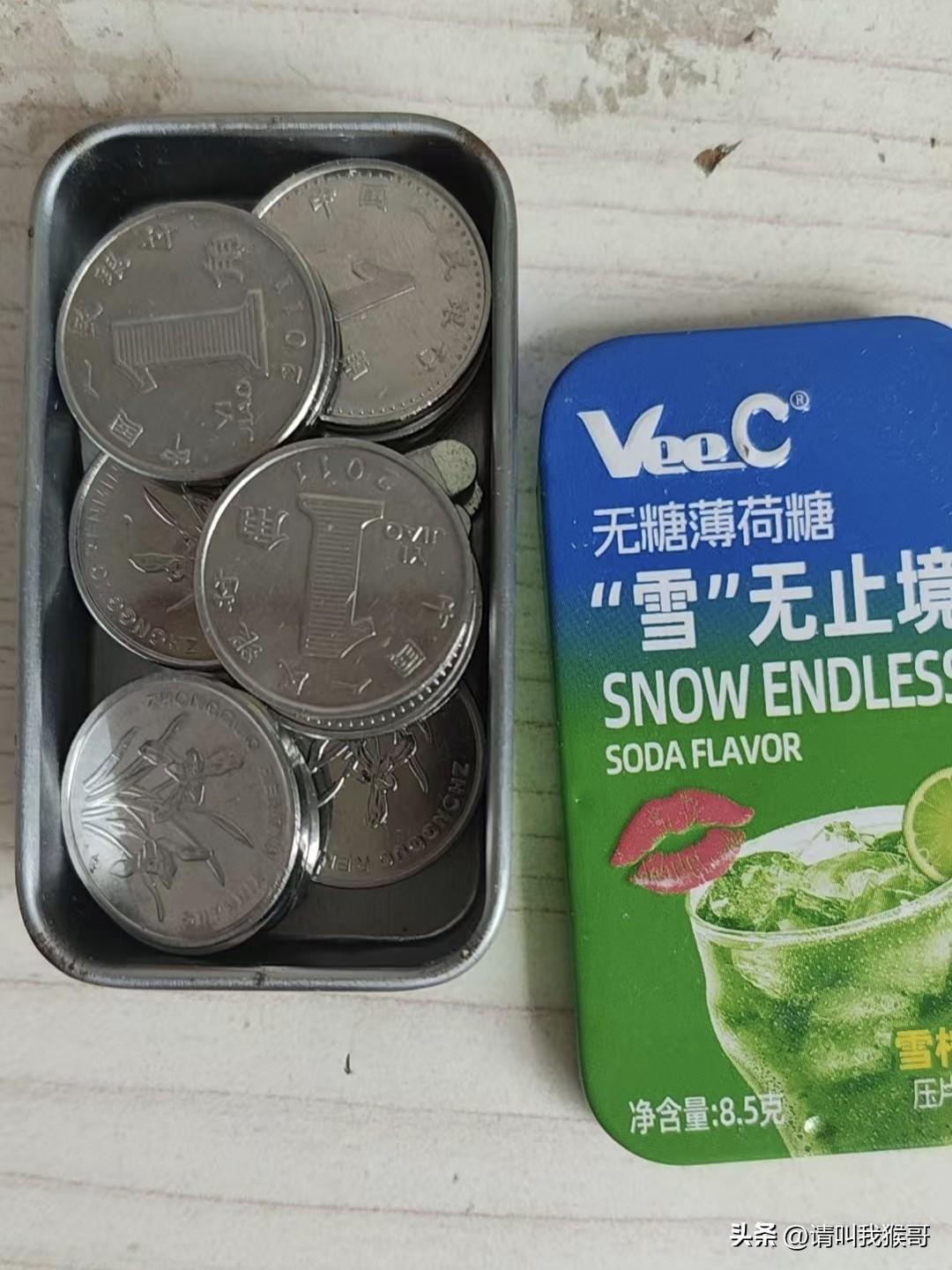 给即将上四年级的女儿洗书包，在书包里翻出来这些东西，看来有时候给她的零花钱用不完