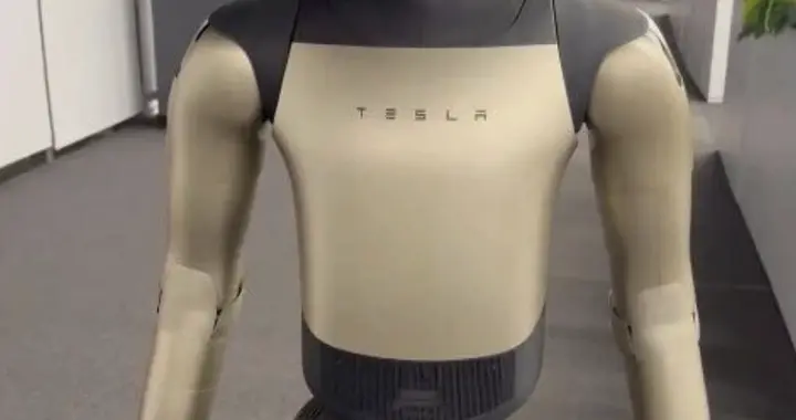 特斯拉下一代金色Optimus原型现身？一双「假手」成为最大槽点