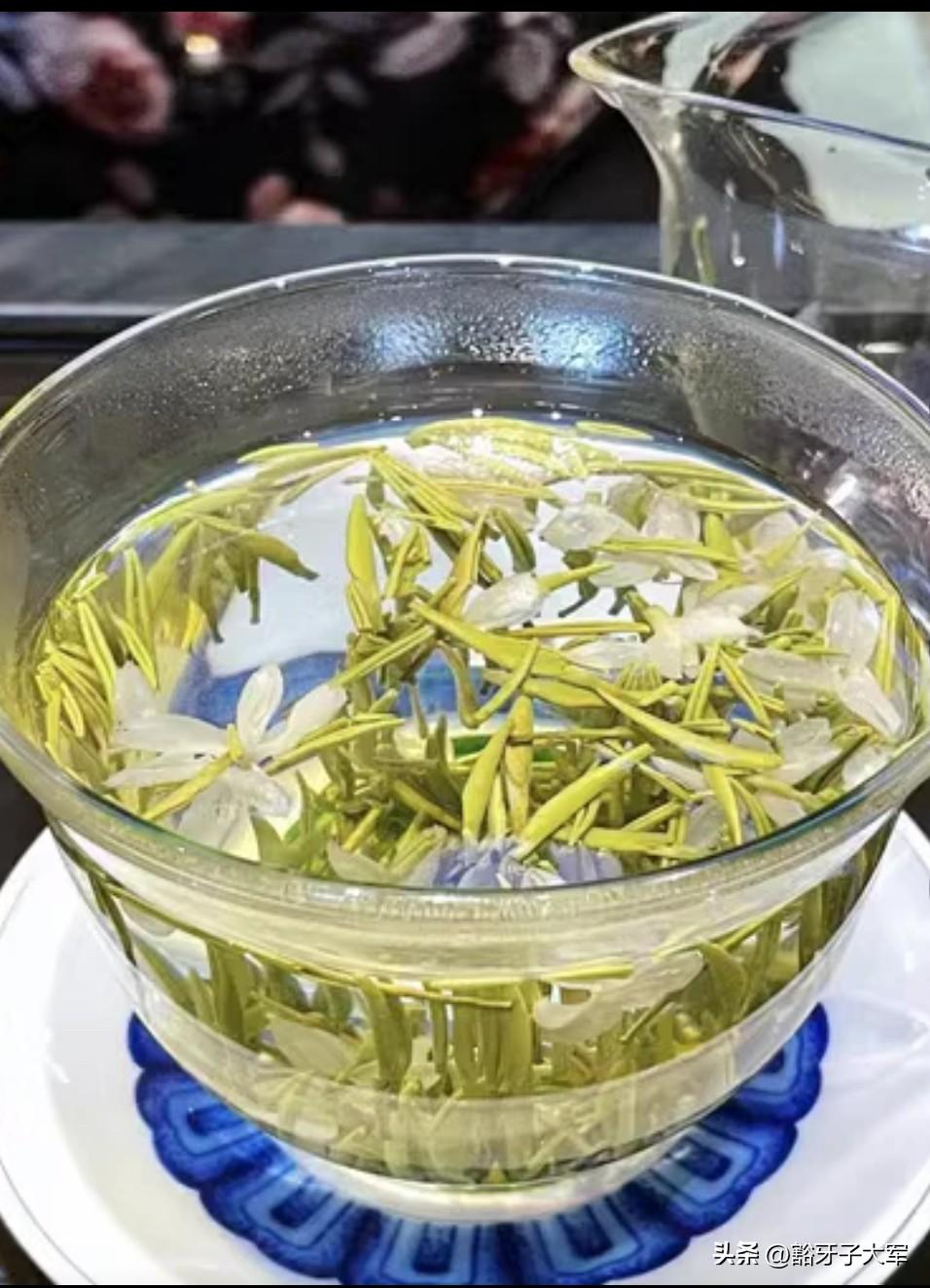 人间烟火气，最抚凡人心。一口热乎美食下肚，烦恼瞬间消散。用心对待每一餐，生活自会