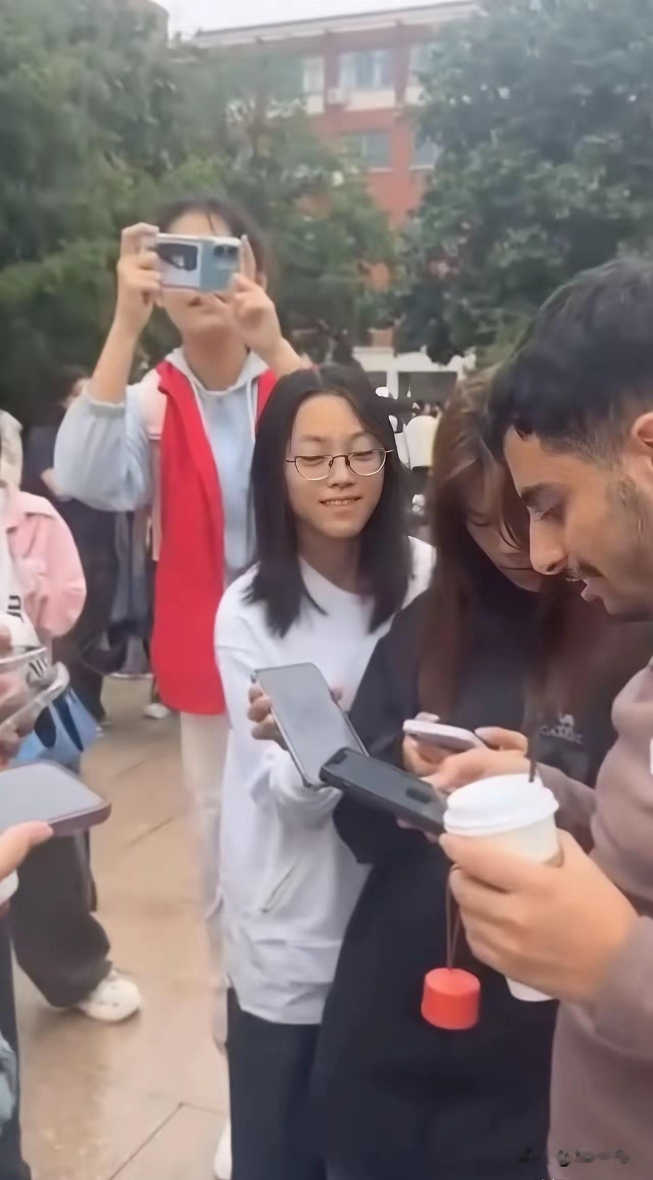 你说现在的女孩都是啥心态，一群人围着一个老外要微信，神情很是激动，也不知道这个老