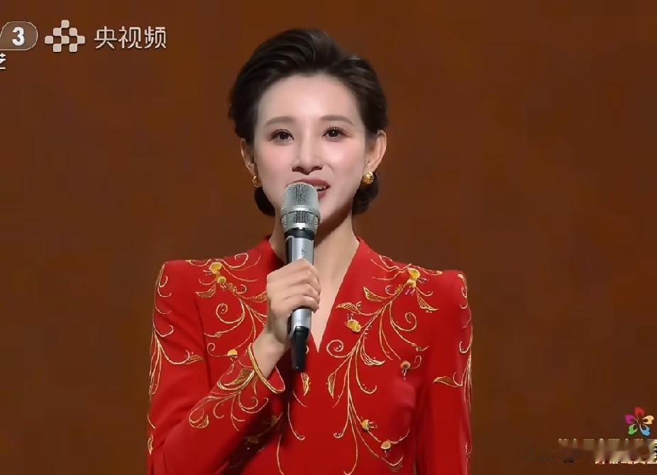 央视主持人马凡舒挽起了长发，真的太让人惊艳了

饰她一袭红色礼服，把头发盘了起来