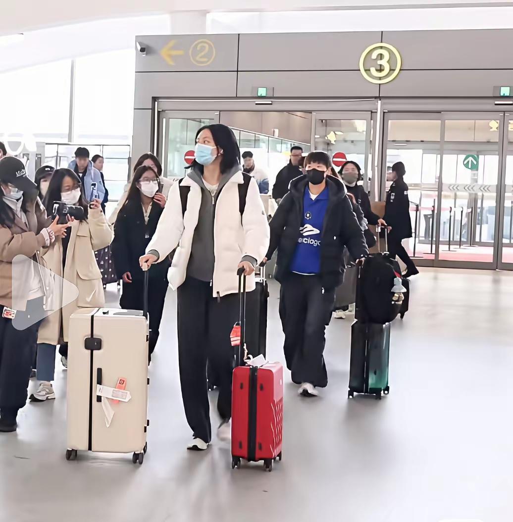 曼昱来多哈，除了比赛，还有一件特别重要的事情。
    莎莎脚伤，不能随国乒来多