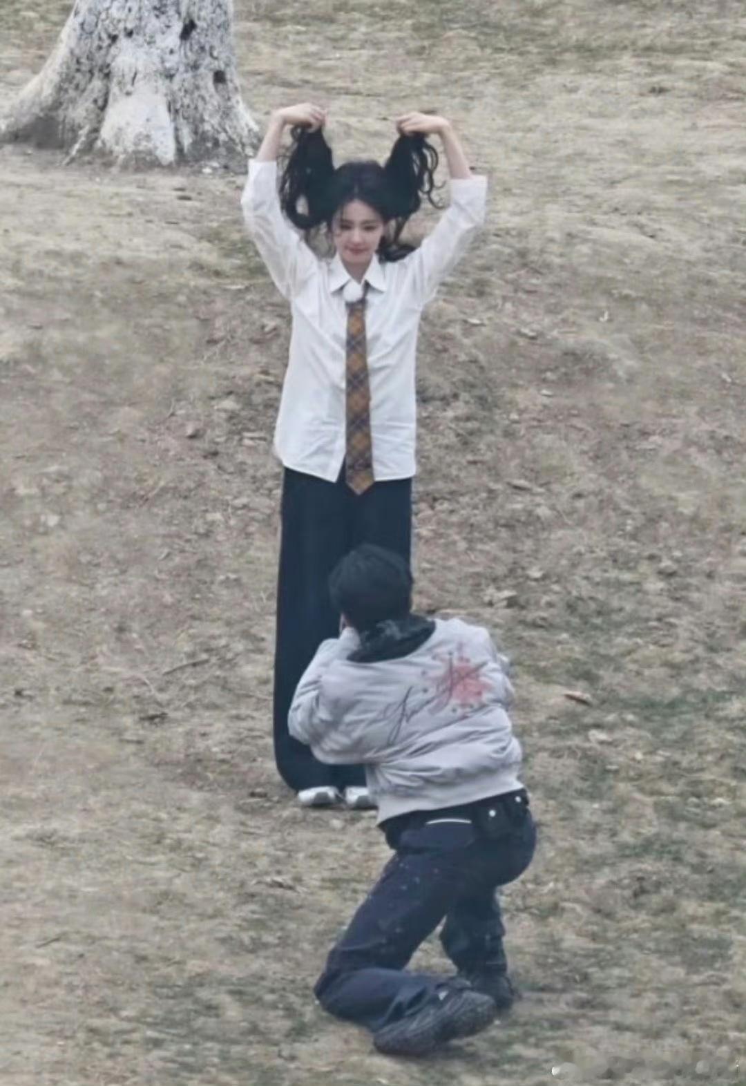 娱乐王鹤棣又给白鹿拍照了王鹤棣背着白鹿跑路透王鹤棣又给白鹿拍照了，好朋友们又见面