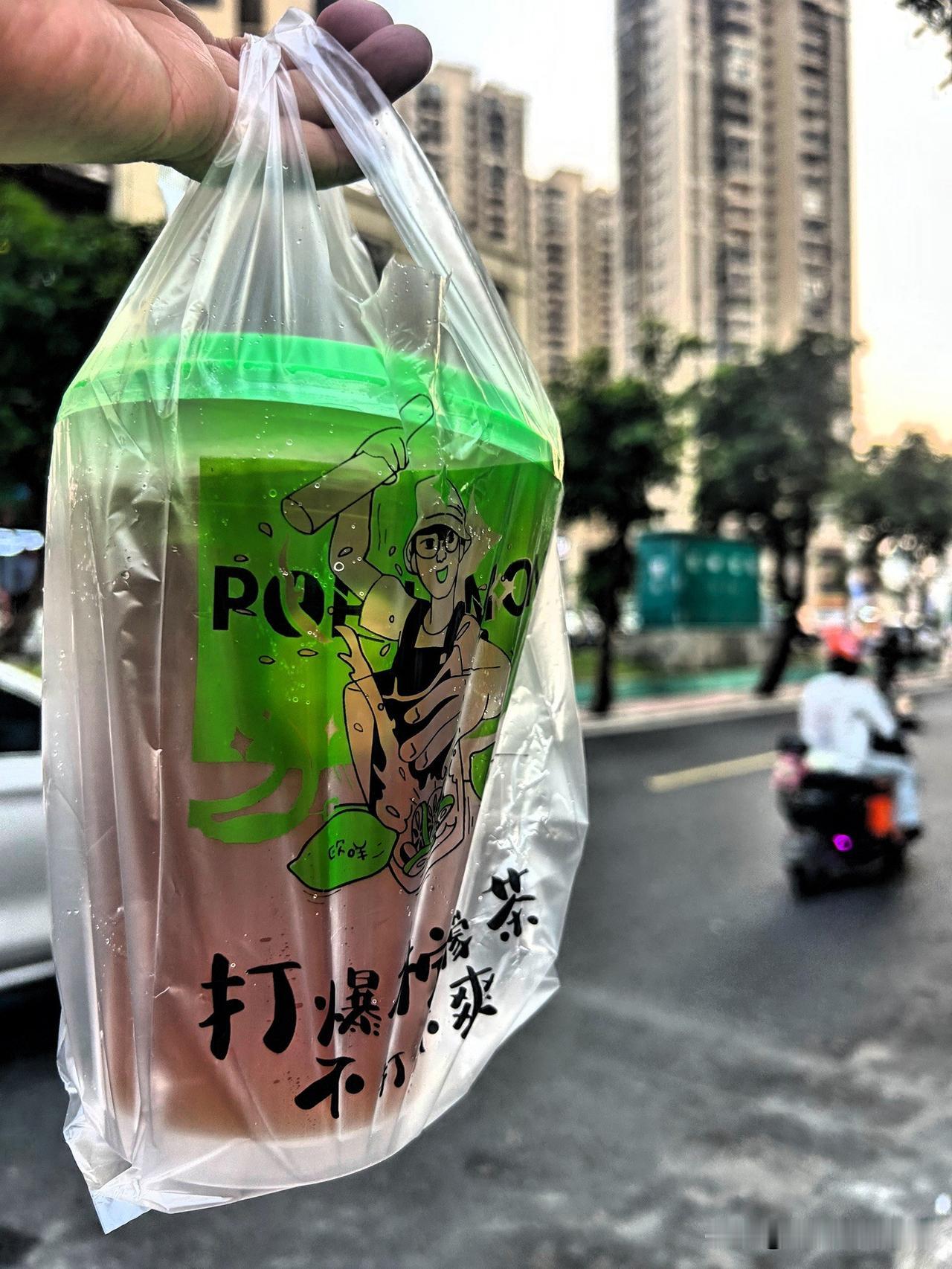 海口的每一天都要靠一杯霸王柠檬茶（1000毫升）续命，这么一大杯到店自取只要四块