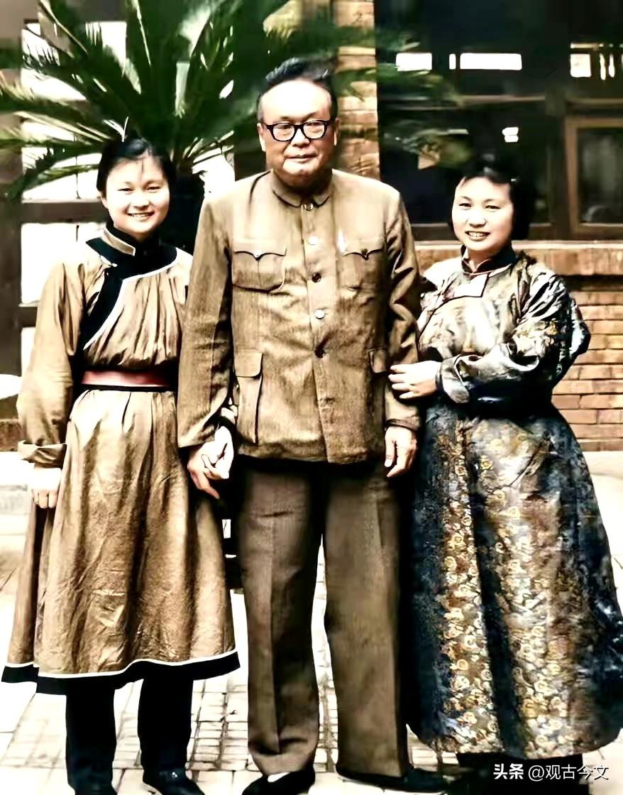 1975年，时任全国人大常委会副委员长的乌兰夫，与草原英雄小姐妹龙梅、玉荣亲切合