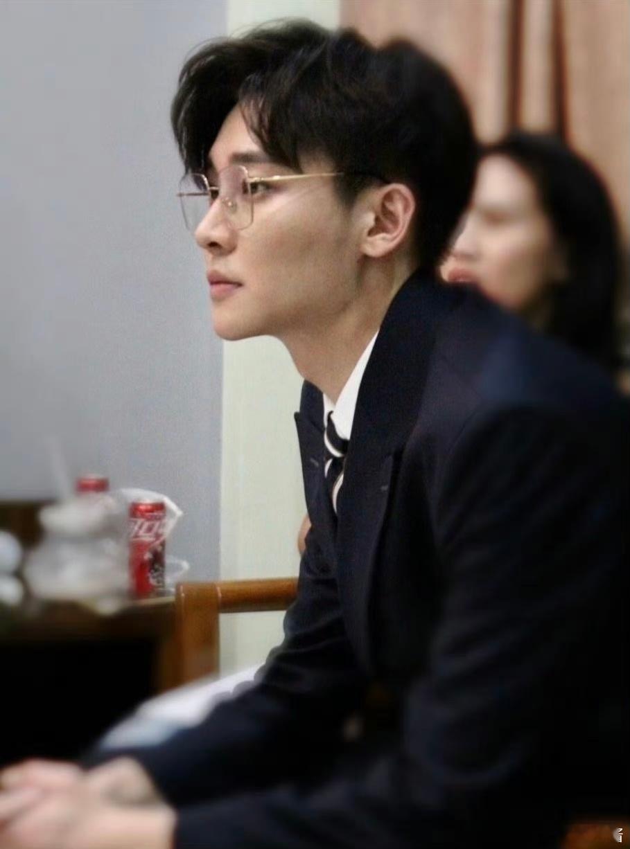 #刘怡潼把恋爱剧拍成了悬疑剧# 恋爱与悬疑的完美融合，刘怡潼的演绎让人欲罢不能，