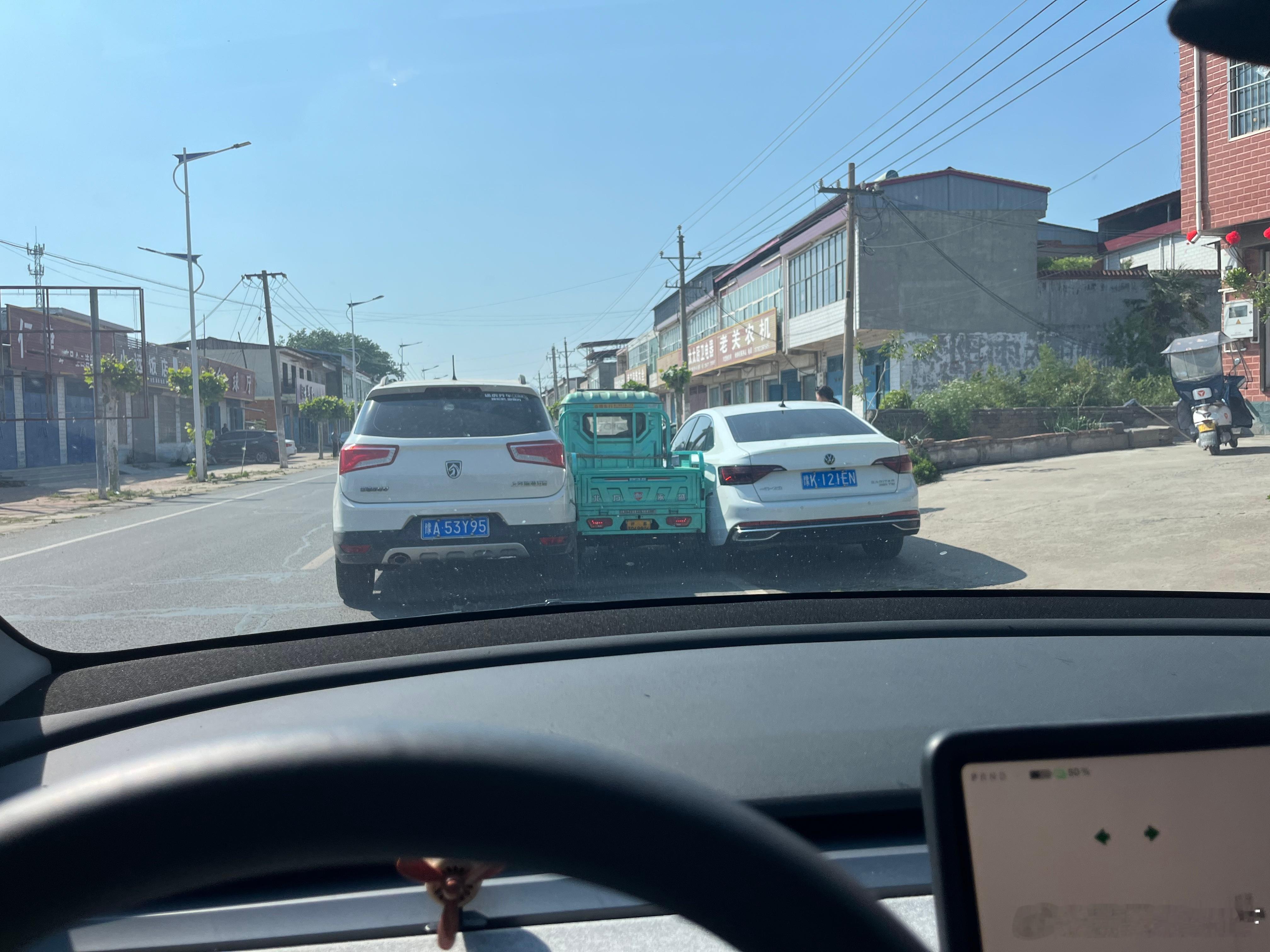 2辆油车是怎么欺负电四轮的呢这妥妥的炫技了