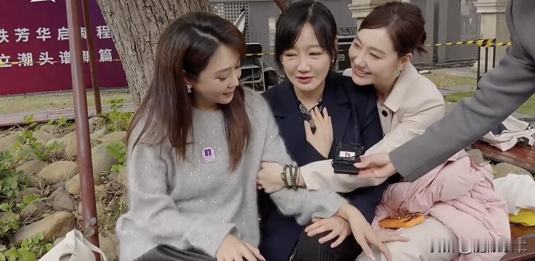 42岁的上海知名主持人王冠现身母校上戏校园。
12月1日，迎来上戏81周年校庆。