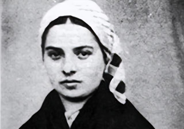 1909年，法国教堂为了迁移圣女墓，把埋了30年的圣女遗体挖了出来，本以为已成尸