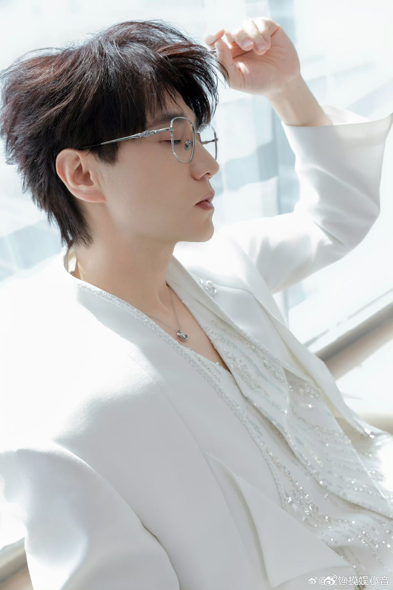 王铮亮直播今天QQ音乐超级巅峰之夜直播收获超多好消息！不仅有演唱会新主题，还有新