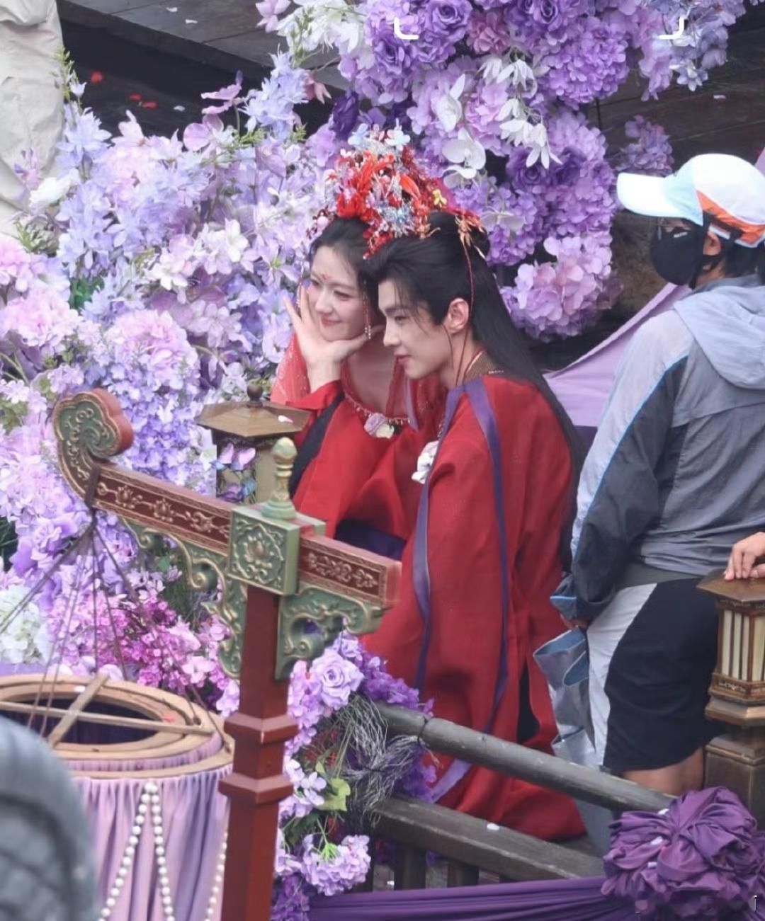 何与 李兰迪《千夜奇谭》大婚造型路透，俩人的托脸拍照好萌 ​[抱一抱] ​​​