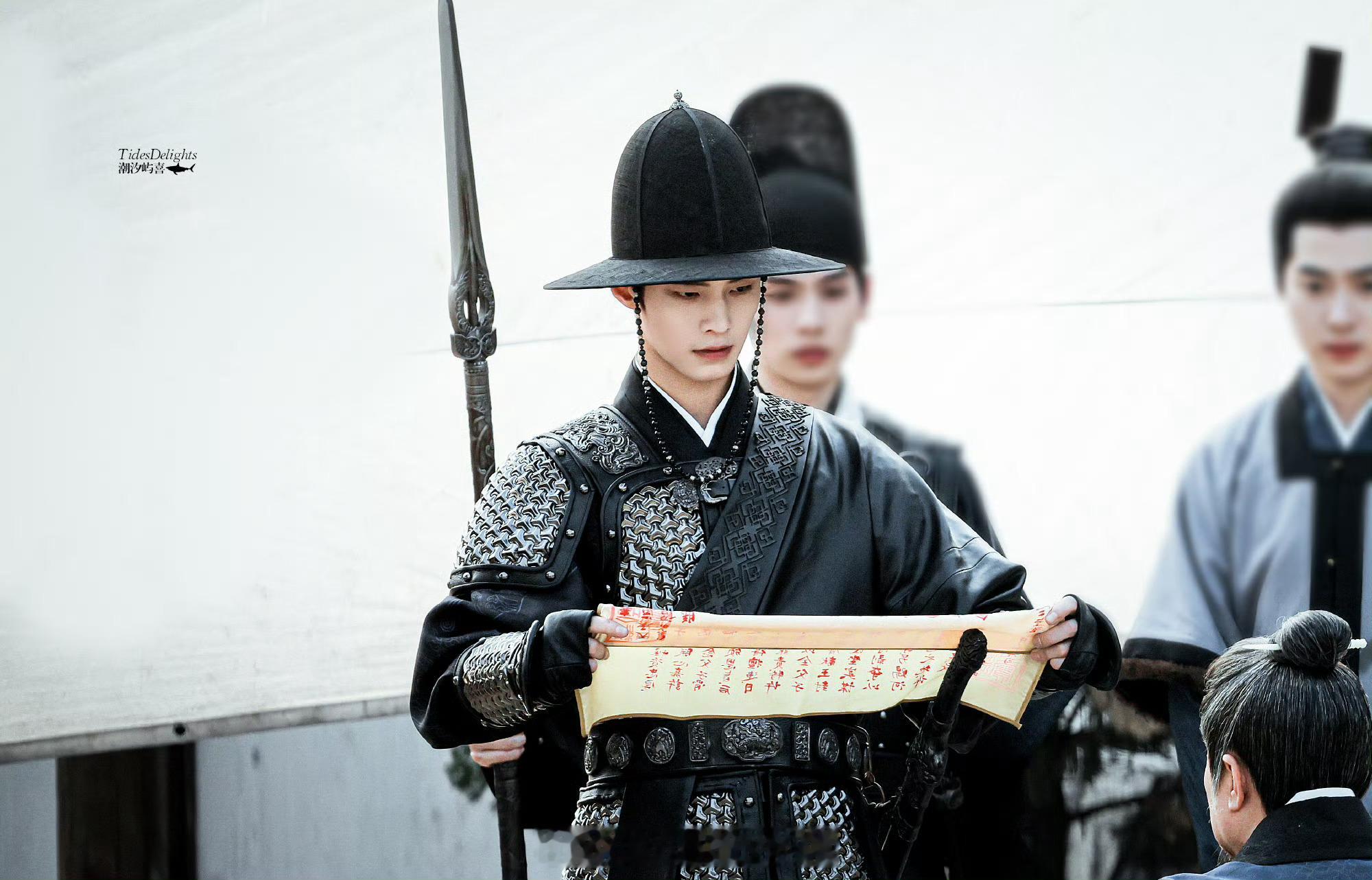 何与新剧今日路透来啦，状态非常好～ 