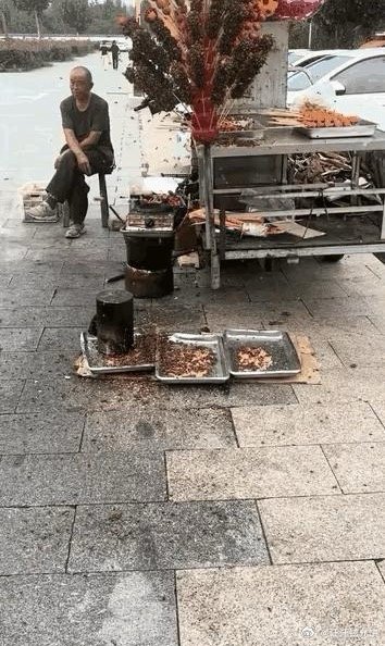 大爷回家吧，坐到天黑也不敢有人来买的！ 
