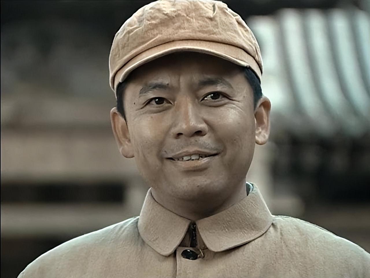 何政军：拒绝巩俐后娶初恋为妻，出道36年无绯闻，父亲身份不一般
何政军出生于军人
