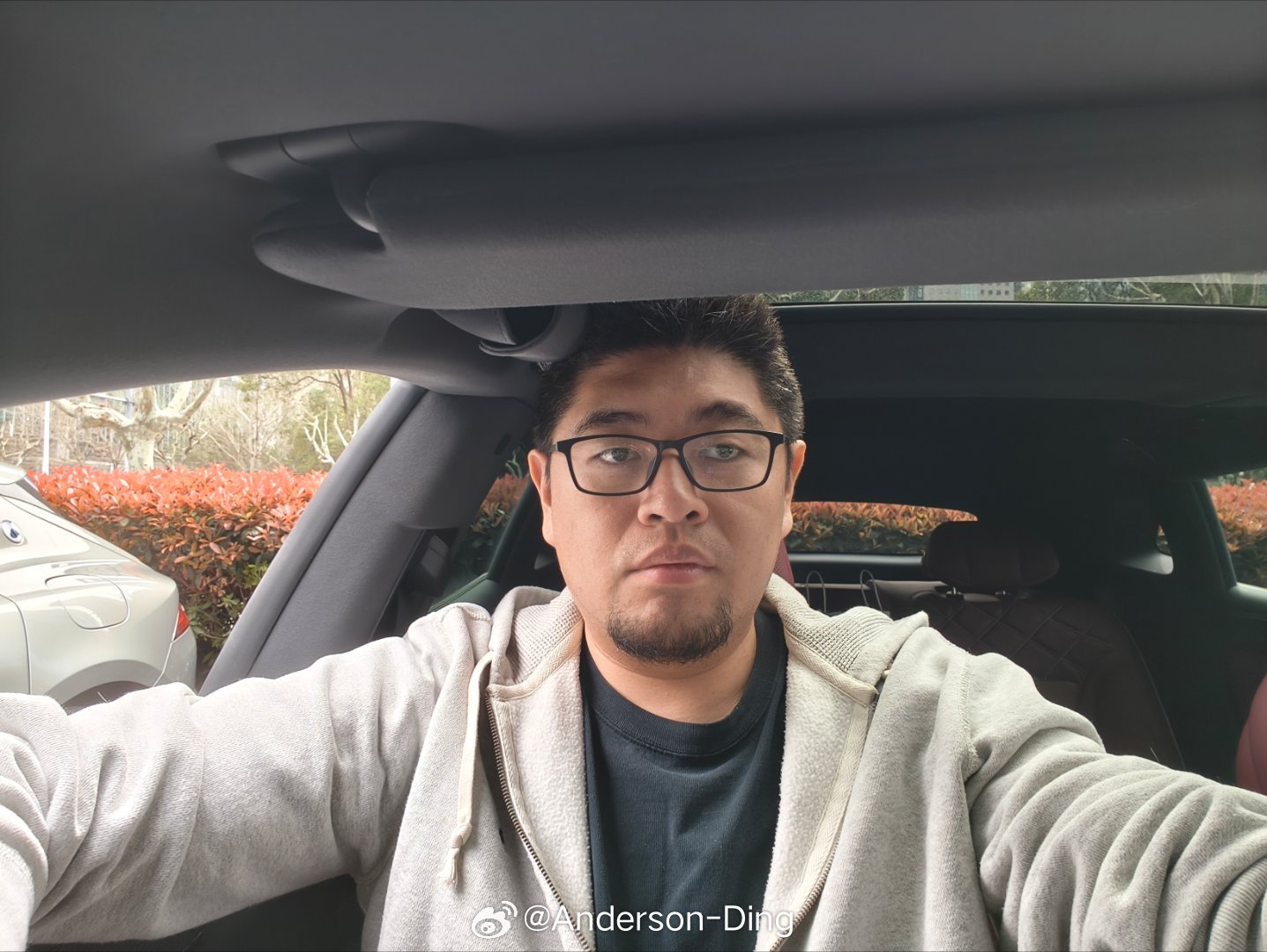 嗯，宣传自己是轿跑，但车高1.47米。一坐进来，这垂向空间确实很轿跑。我知道我是