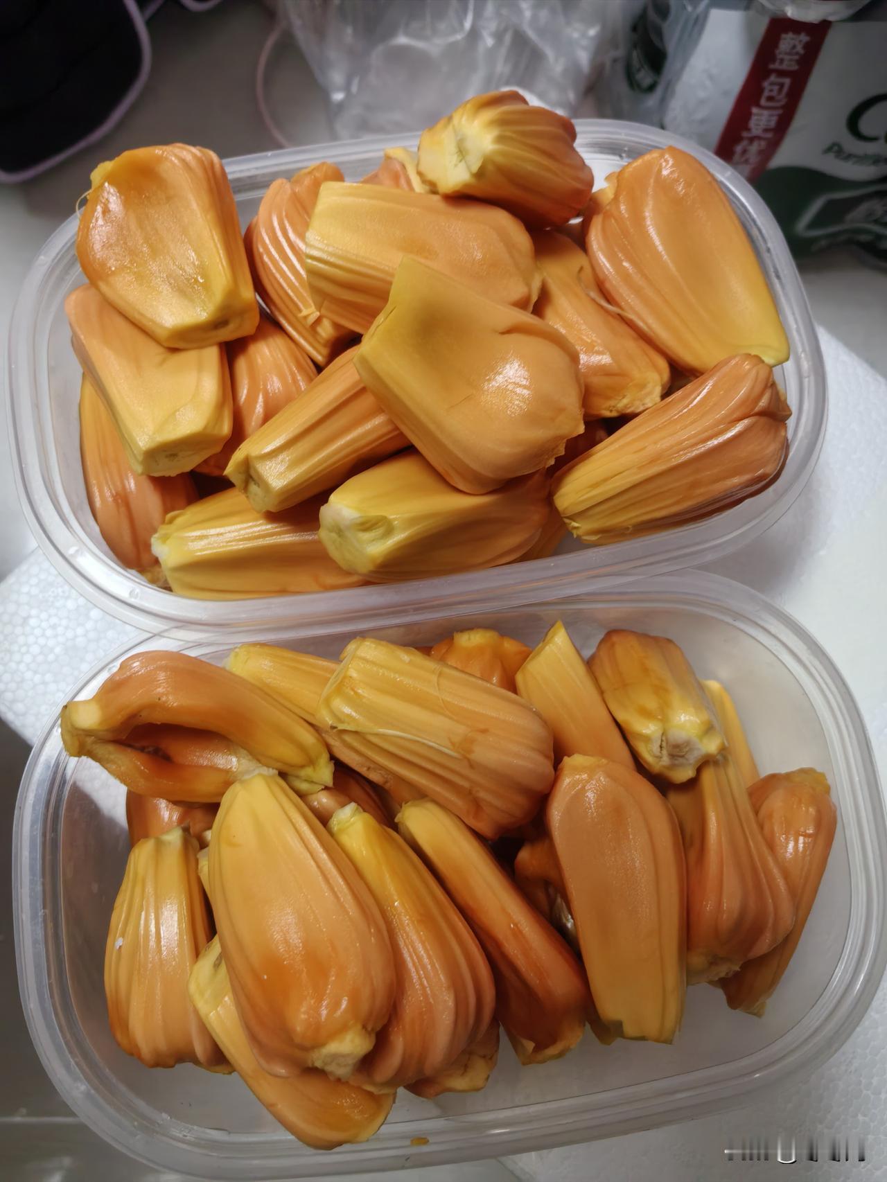 菠萝蜜安排上
     最近实在不敢买榴莲了，踩坑次数太多。冷冻的不好吃，新鲜的