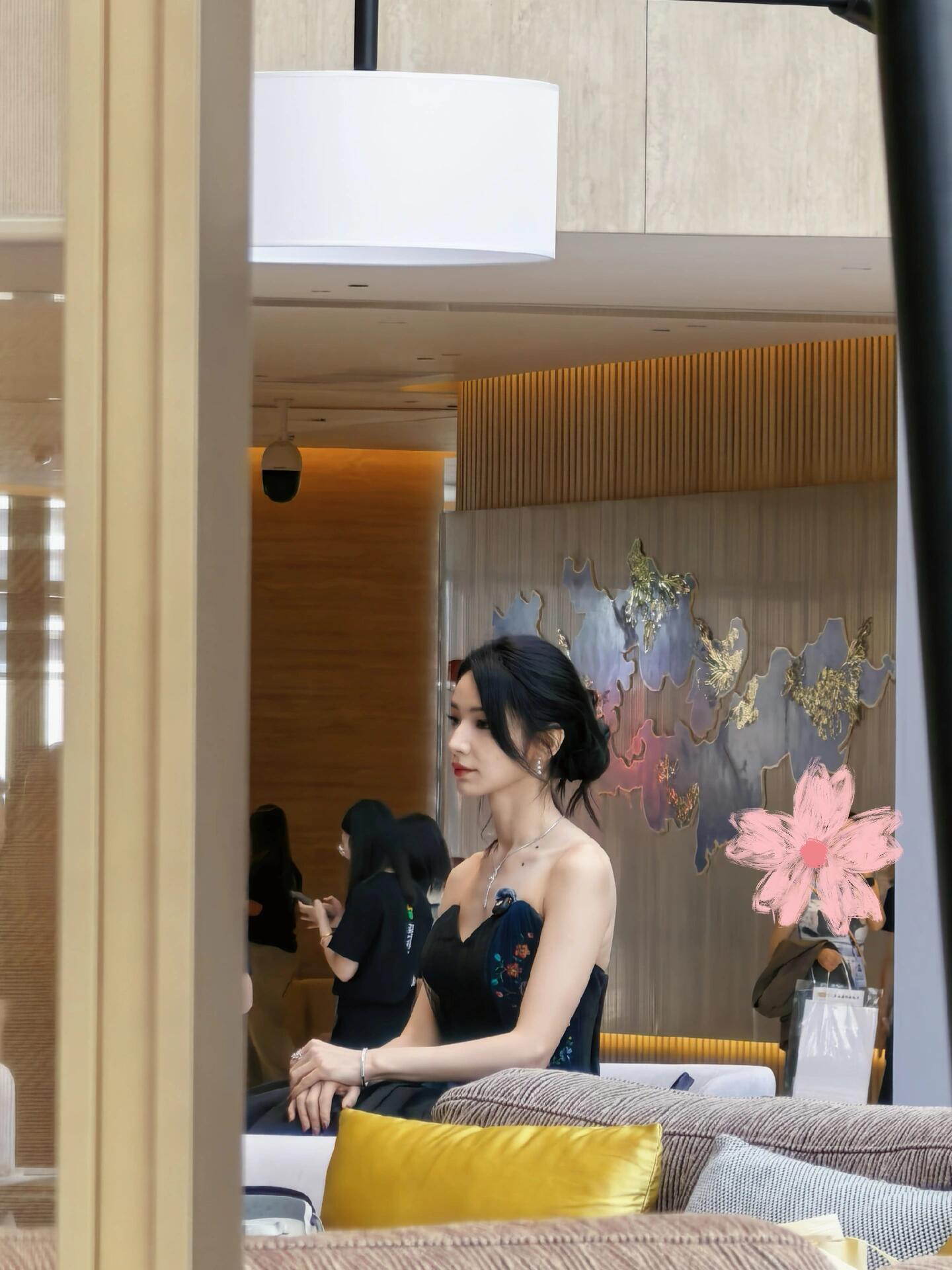 卧槽我真受不了这漫撕女了……路人镜头下美成这样。得想个办法嫁给代斯才行😇 
