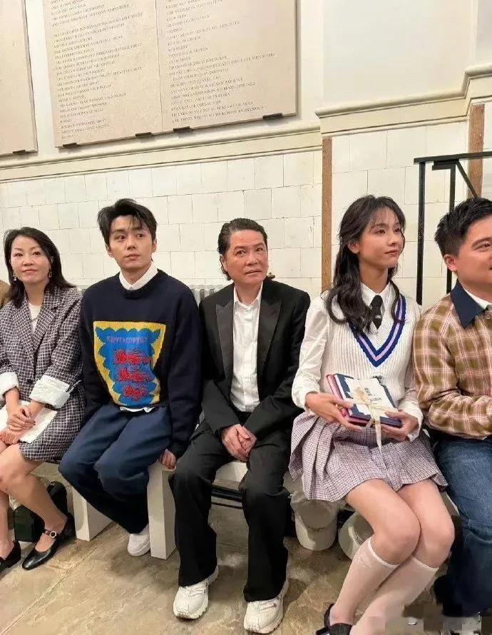 才发现，陈都灵离开美颜滤镜，人群里都认不出来！五官虽然精致，但是很素，要看久一些