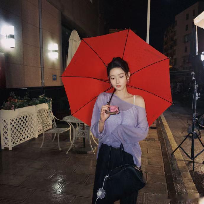 王玉雯小城春色林霜人设 林霜这个奶茶店老板娘的人设太有味道了，不是那种热闹型的角