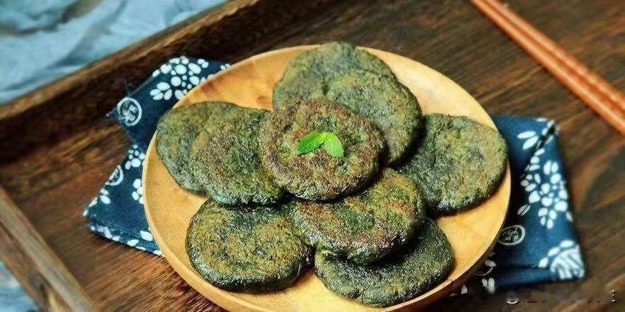 我朋友朋友圈晒的，竟然🈶艾蒿叶做的饼，看到过没吃过，会不会辣嗓子啊？