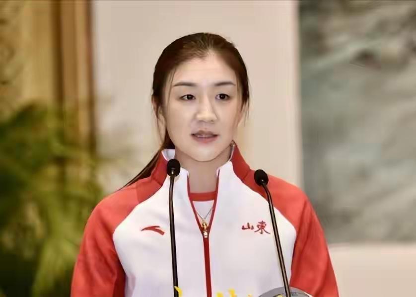 一纸通知，陈梦的名字后面跟着“2次”备注。32岁，再获“运动健将”称号。荣誉簿上