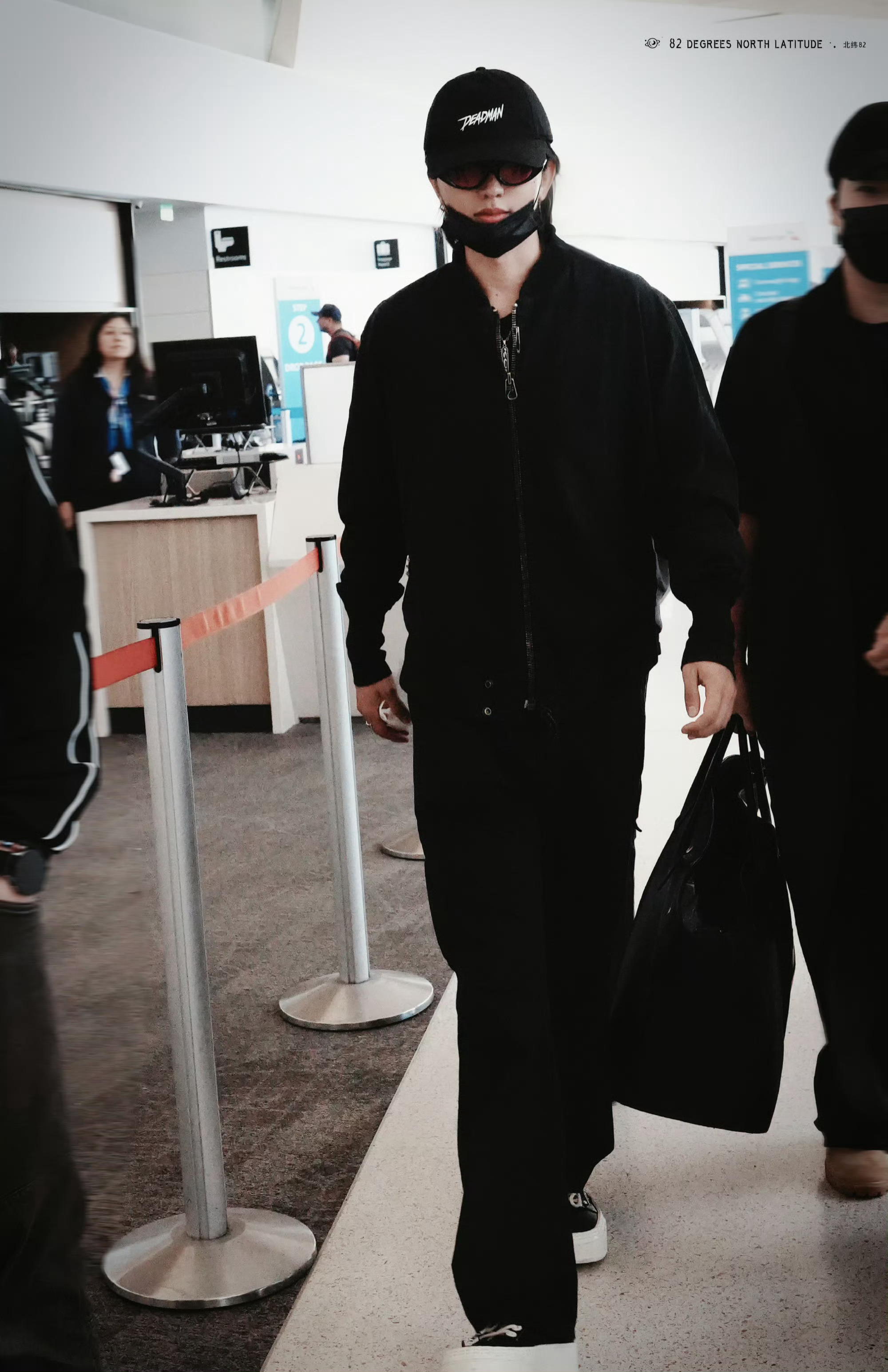 蔡徐坤 × 机场出发✈️今日机场出发达拉斯 Look，身穿 ANT/ANTI 纯