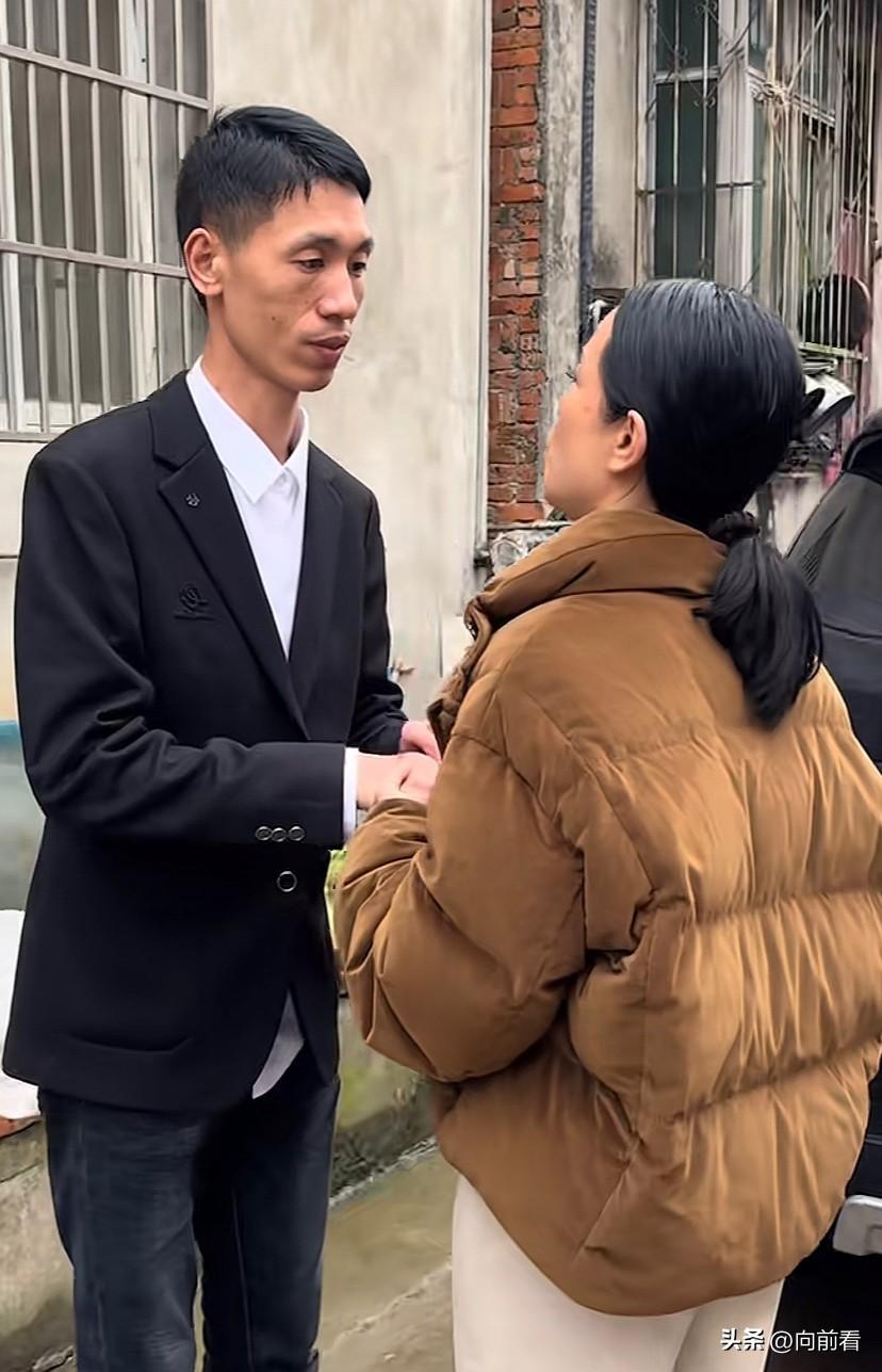 昨天吵架今天和好，只有亲姐弟才有吵不散的亲情！李鑫今日回广东，终究是姐姐扛下了一