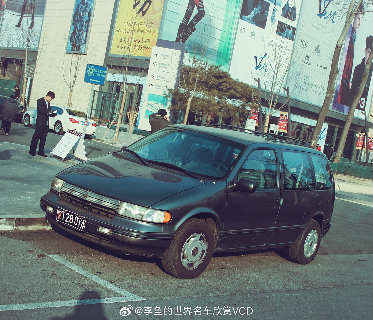 十多年前拍的两辆水星Mercury Villager，看来大家都喜欢翻译叫水星村