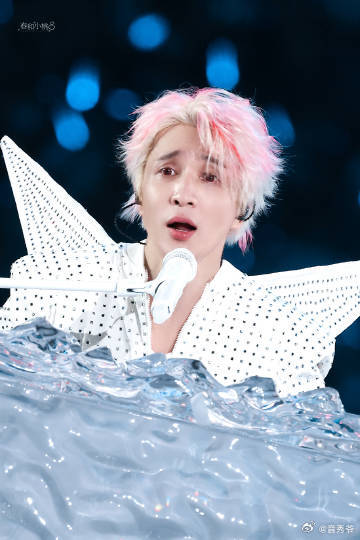 薛之谦和歌迷现场拜把子 “万兽之王”巡演趣味满满，薛之谦被歌迷喊哥哥，他笑答弟弟