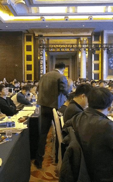 这是哪家的单位，管理如此狂野，在会场里明目张胆公然扇耳光！？