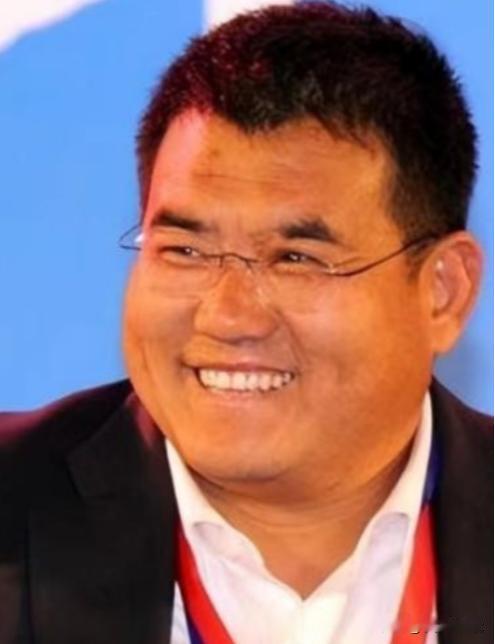 2008年汶川地震时，一百亿富豪捐了3000万，可在抗震救灾晚会上，他临时改了捐