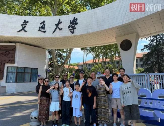 浩浩荡荡的17人送孩子去西交大上学的队伍从山东出发了。

今天在头条看到，山东一