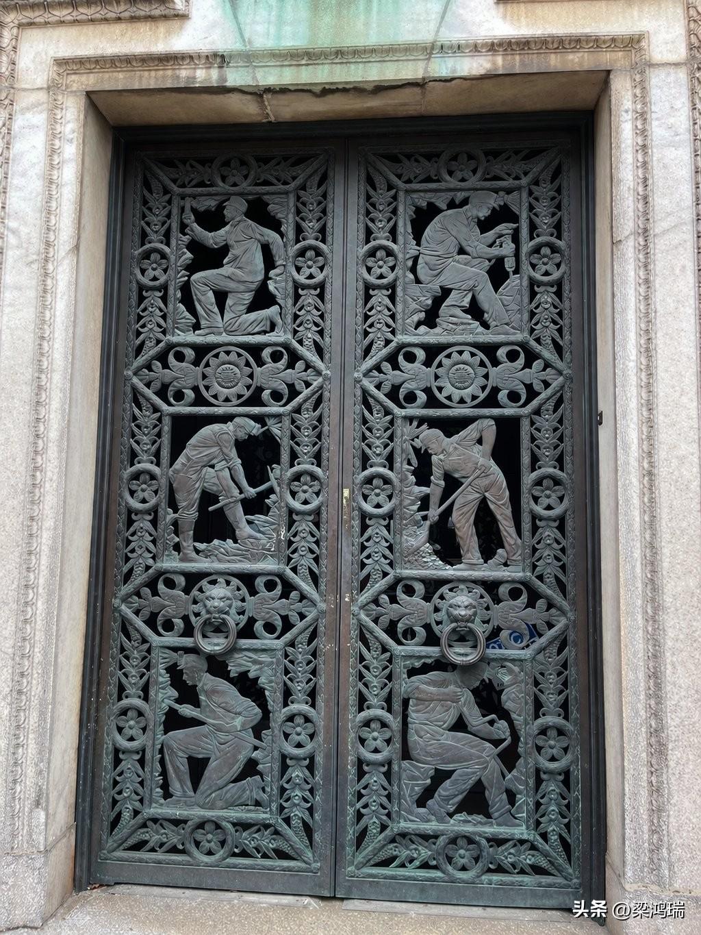 这扇精美的黄铜大门位于宾夕法尼亚州波茨维尔（Pottsville, PA），曾是