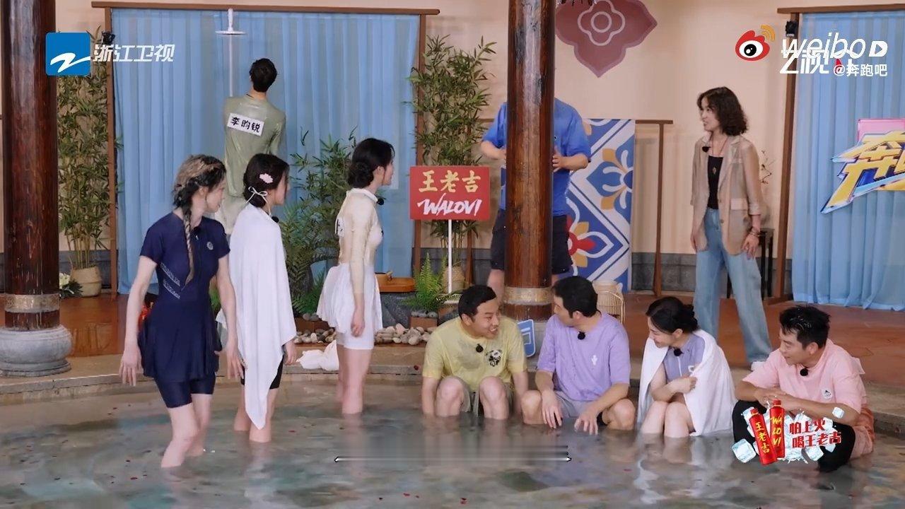 在跑男看到李昀锐冲澡了奔跑吧 不耍帅不硬扛，淋雨就缩脖子闭眼。李昀锐在跑男里交出