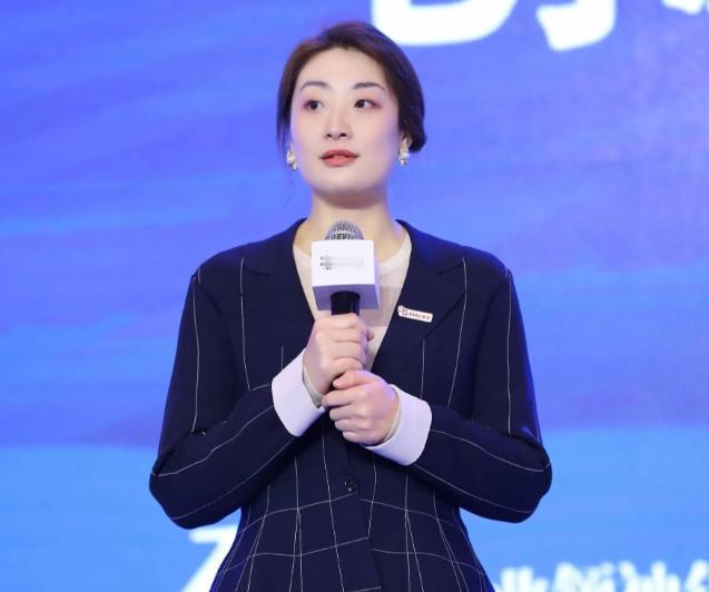 宗馥莉太自以为是！！！


杭州的雨下了三天，
宗馥莉办公室的窗帘从头到尾没拉开